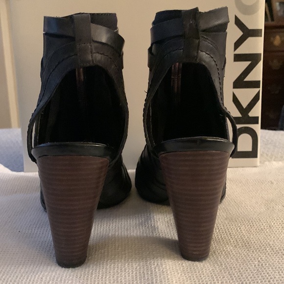 DKNY gently worn leather side zip high heel sandal ankle boot charcoal gray - Picture 3 of 5